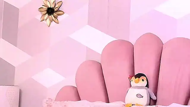 Snapshot of KylieMonnett chatting on November 2025 05:03:01 PM KylieMonnett online show from November 2025 05:03:01 PM