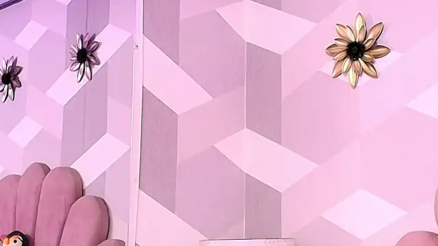 Snapshot of KylieMonnett chatting on December 2025 03:12:02 AM KylieMonnett online show from December 2025 03:12:02 AM