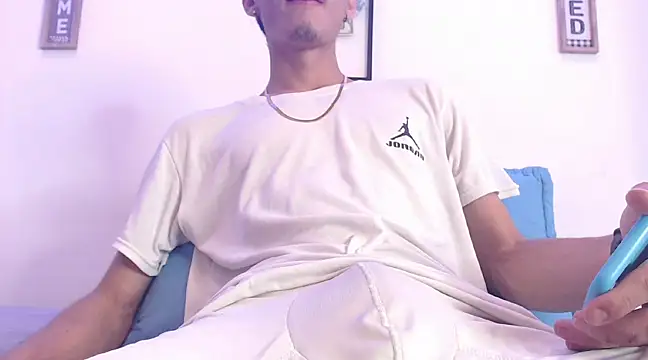 Snapshot of harrytomson_1 chatting on February 2025 08:31:02 PM harrytomson 1 online show from February 2025 08:31:02 PM