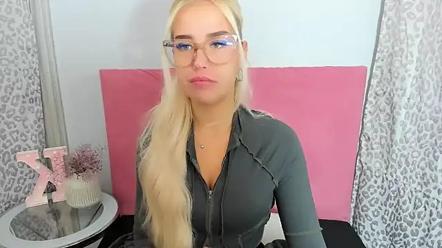 Snapshot of KristyHoney chatting on November 2025 08:24:01 AM KristyHoney online show from November 2025 08:24:01 AM