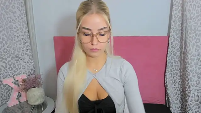 Snapshot of KristyHoney chatting on November 2025 09:11:01 PM KristyHoney online show from November 2025 09:11:01 PM