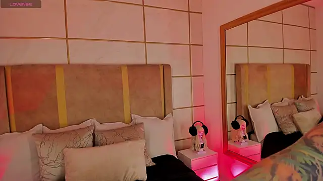 Snapshot of Kittenmeuw chatting on February 2025 03:35:01 AM Kittenmeuw online show from February 2025 03:35:01 AM