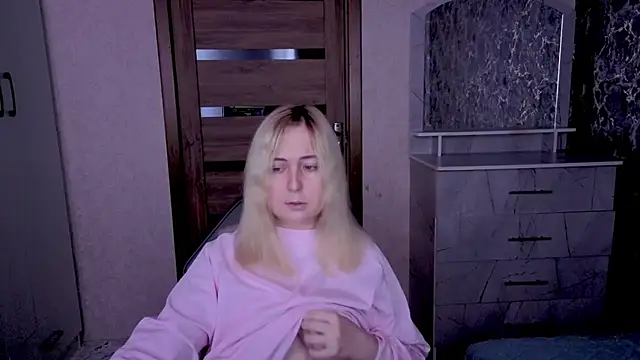 Kristy-Max online show from April 2026 08:11:02 PM