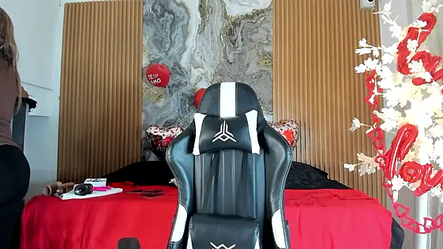 Danna topless online show from February 2026 12:00:01 PM