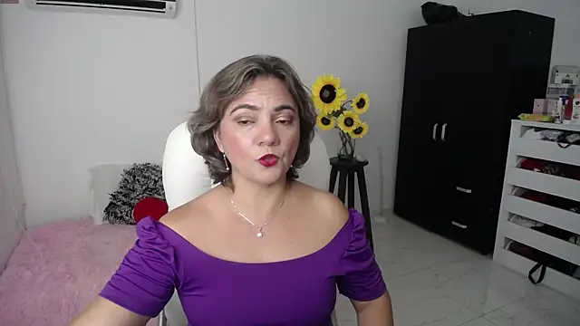 Chiraz hasnaa online show from February 2025 01:43:02 AM