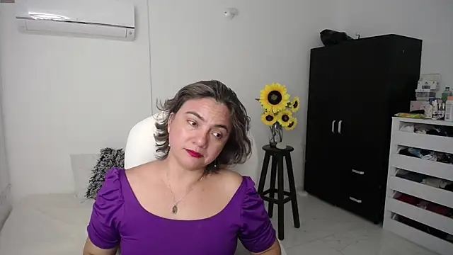 Chiraz hasnaa online show from March 2025 09:17:01 PM