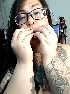 Snapshot of l1la_Rav3n chatting on December 2024 04:23:02 AM l1la Rav3n online show from December 2024 04:23:02 AM