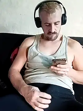 Snapshot of GrofLicno chatting on December 2024 12:19:01 PM GrofLicno online show from December 2024 12:19:01 PM