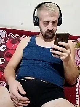 Snapshot of GrofLicno chatting on December 2024 04:30:01 PM GrofLicno online show from December 2024 04:30:01 PM