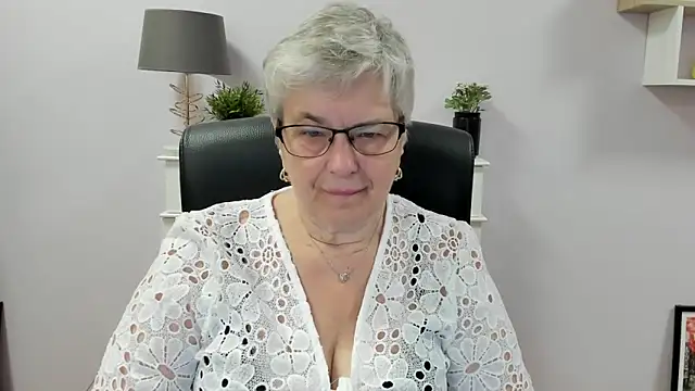 Snapshot of IrisDream chatting on June 2026 06:01:01 AM IrisDream online show from June 2026 06:01:01 AM