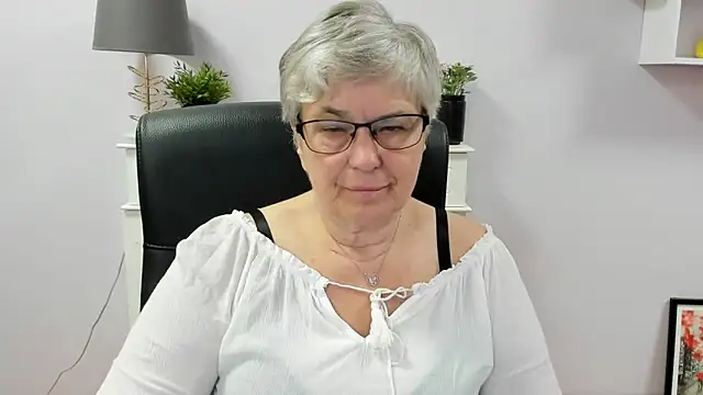 Snapshot of IrisDream chatting on June 2026 09:14:01 AM IrisDream online show from June 2026 09:14:01 AM