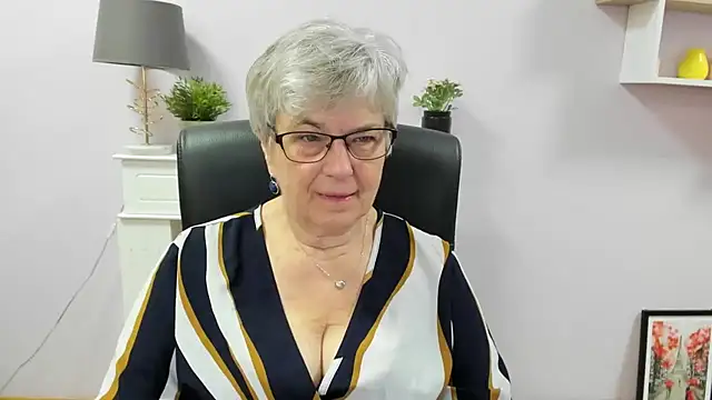 Snapshot of IrisDream chatting on July 2026 05:56:02 AM IrisDream online show from July 2026 05:56:02 AM
