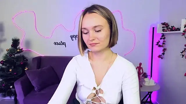 Snapshot of BritnieCute chatting on December 2024 07:18:02 AM BritnieCute online show from December 2024 07:18:02 AM