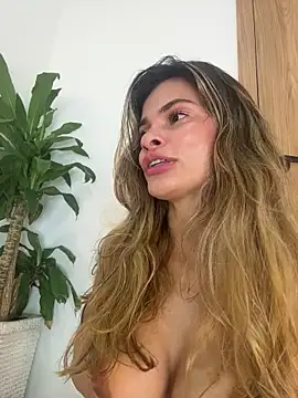Snapshot of cuteluci_ chatting on June 2026 01:28:02 AM cuteluci online show from June 2026 01:28:02 AM
