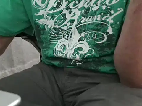 Snapshot of overaveragefreak4you chatting on December 2024 06:33:02 AM overaveragefreak4you online show from December 2024 06:33:02 AM