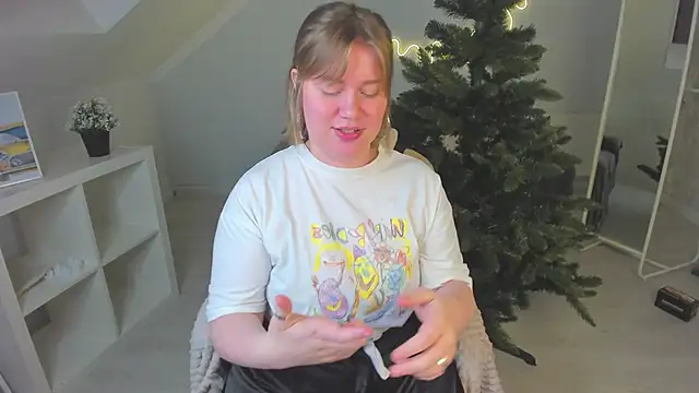 Snapshot of Kira_Citro chatting on December 2024 03:24:02 PM Kira Citro online show from December 2024 03:24:02 PM