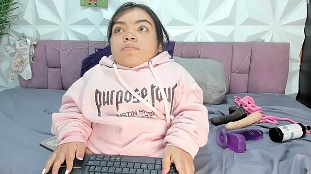 Michelle Brooks online show from December 2024 01:07:02 PM