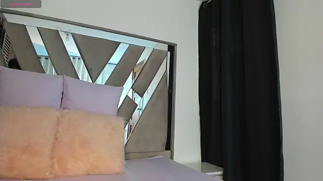 sara williams01 online show from November 2025 01:04:02 PM