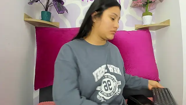 Little Ivy online show from September 2025 01:45:01 PM