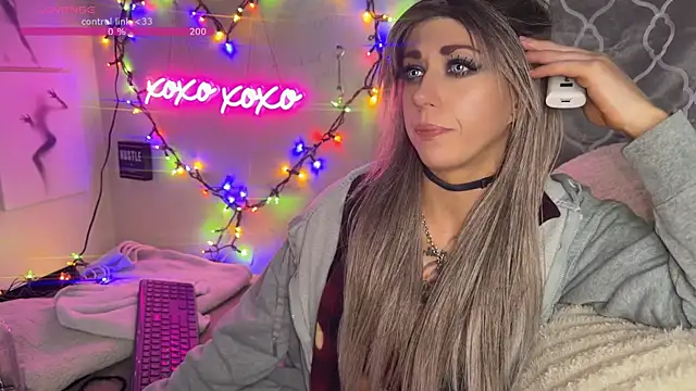 Snapshot of VeronicaRonnieTaylor chatting on December 2025 09:32:01 PM VeronicaRonnieTaylor online show from December 2025 09:32:01 PM