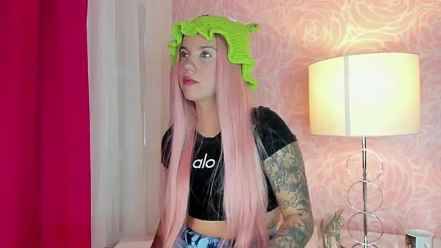 Snapshot of MelaniieRoux chatting on November 2025 07:36:02 PM MelaniieRoux online show from November 2025 07:36:02 PM