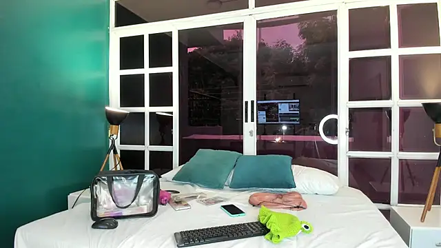 Snapshot of MelaniieRoux chatting on November 2025 11:43:01 AM MelaniieRoux online show from November 2025 11:43:01 AM