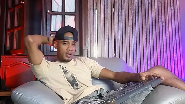 AaronCruz  online show from February 2026 04:36:02 PM