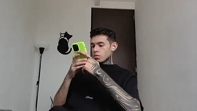 Snapshot of Saturno_v chatting on February 2026 06:17:02 PM Saturno v online show from February 2026 06:17:02 PM