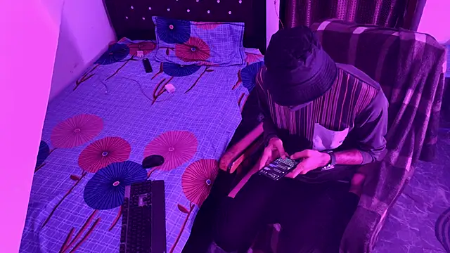 Snapshot of Habibi_big_b chatting on November 2025 10:10:02 PM Habibi big b online show from November 2025 10:10:02 PM