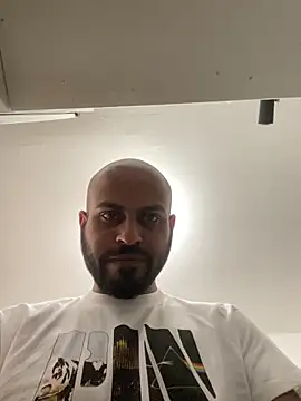 Snapshot of islandvybee55 chatting on April 2026 04:12:02 PM islandvybee55 online show from April 2026 04:12:02 PM