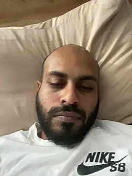 Snapshot of islandvybee55 chatting on April 2026 09:04:01 PM islandvybee55 online show from April 2026 09:04:01 PM