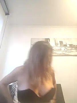 Snapshot of Latiinvenushot chatting on November 2025 09:02:02 PM Latiinvenushot online show from November 2025 09:02:02 PM