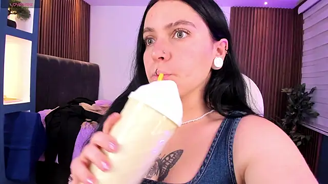 Snapshot of Lucy_Smith2 chatting on January 2025 03:40:02 AM Lucy Smith2 online show from January 2025 03:40:02 AM