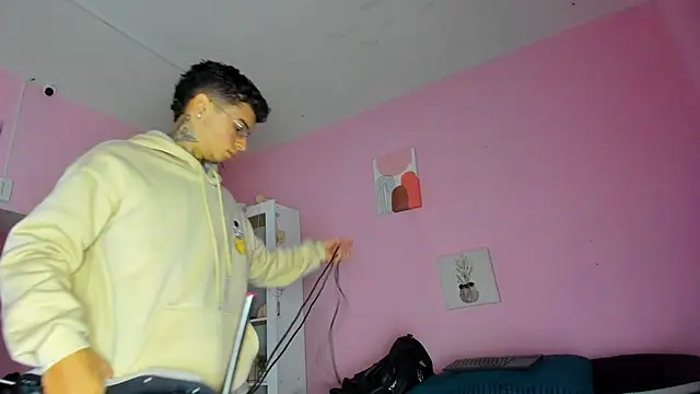 Snapshot of Ian_Castillo_ chatting on October 2025 11:06:02 AM Ian Castillo online show from October 2025 11:06:02 AM