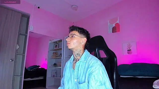 Snapshot of Ian_Castillo_ chatting on November 2025 11:10:02 AM Ian Castillo online show from November 2025 11:10:02 AM