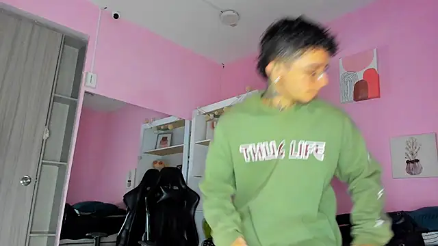 Snapshot of Ian_Castillo_ chatting on November 2025 11:10:02 AM Ian Castillo online show from November 2025 11:10:02 AM