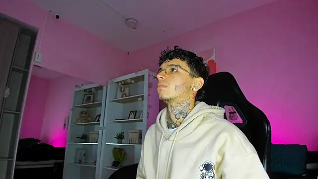 Snapshot of Ian_Castillo_ chatting on November 2025 11:20:01 AM Ian Castillo online show from November 2025 11:20:01 AM