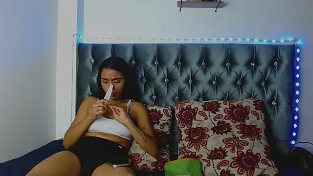 Snapshot of AntonellaAndNoah chatting on March 2025 10:32:02 PM AntonellaAndNoah online show from March 2025 10:32:02 PM