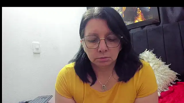 Snapshot of Evaaross_2345 chatting on November 2025 09:48:01 PM Evaaross 2345 online show from November 2025 09:48:01 PM