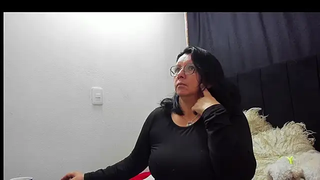 Snapshot of Evaaross_2345 chatting on November 2025 11:35:01 AM Evaaross 2345 online show from November 2025 11:35:01 AM