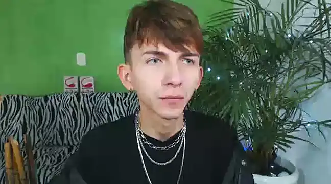 Snapshot of smallgiant27 chatting on January 2025 07:39:01 PM smallgiant27 online show from January 2025 07:39:01 PM