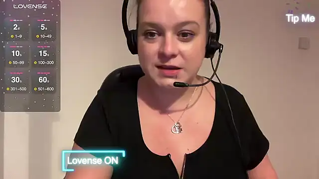 Snapshot of NaughtyWifeUK chatting on December 2024 04:09:01 PM NaughtyWifeUK online show from December 2024 04:09:01 PM