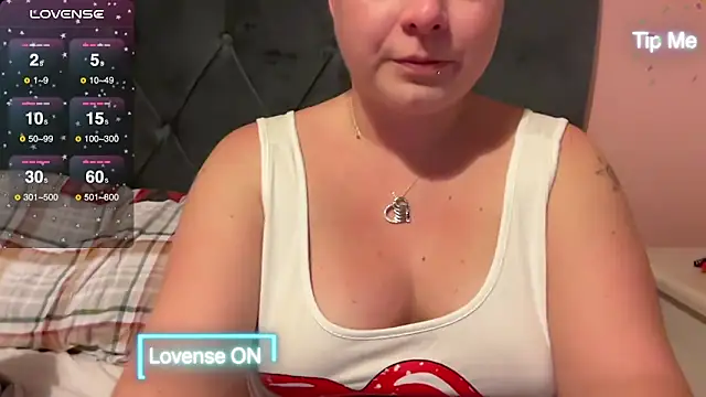 Snapshot of NaughtyWifeUK chatting on December 2024 09:34:02 PM NaughtyWifeUK online show from December 2024 09:34:02 PM