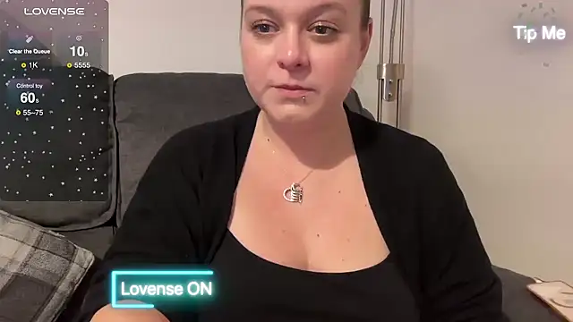 Snapshot of NaughtyWifeUK chatting on December 2024 10:19:01 PM NaughtyWifeUK online show from December 2024 10:19:01 PM