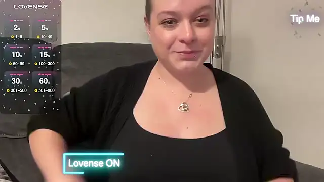 Snapshot of NaughtyWifeUK chatting on December 2024 10:22:01 PM NaughtyWifeUK online show from December 2024 10:22:01 PM