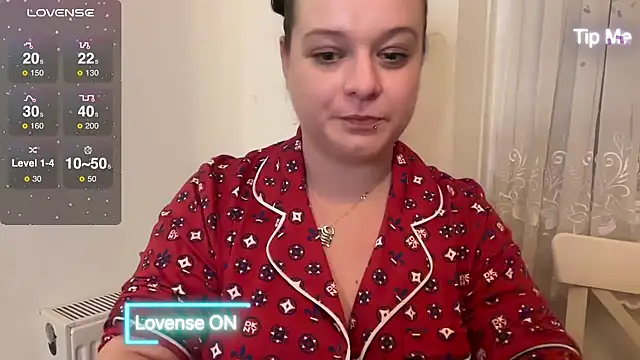 Snapshot of NaughtyWifeUK chatting on December 2024 11:06:02 PM NaughtyWifeUK online show from December 2024 11:06:02 PM