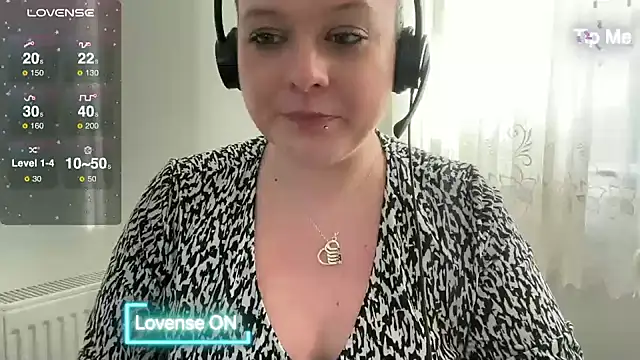 Snapshot of NaughtyWifeUK chatting on January 2025 01:24:02 PM NaughtyWifeUK online show from January 2025 01:24:02 PM