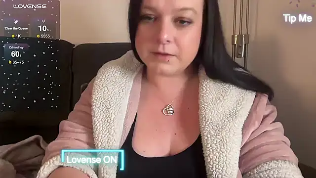 Snapshot of NaughtyWifeUK chatting on February 2025 11:28:02 PM NaughtyWifeUK online show from February 2025 11:28:02 PM