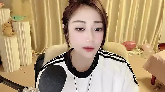 Snapshot of Daisy-77 chatting on February 2025 08:46:01 PM Daisy-77 online show from February 2025 08:46:01 PM