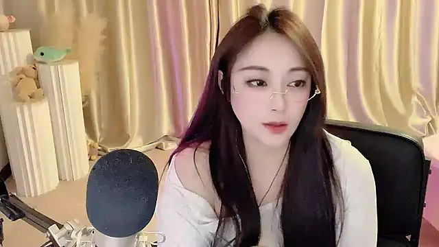 Snapshot of Daisy-77 chatting on February 2025 09:03:02 PM Daisy-77 online show from February 2025 09:03:02 PM